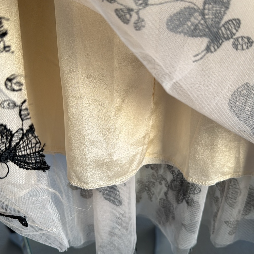 Elegant Black and Cream Embroidered Skirt with butterflies.L-XL. New no tags - Picture 3 of 6